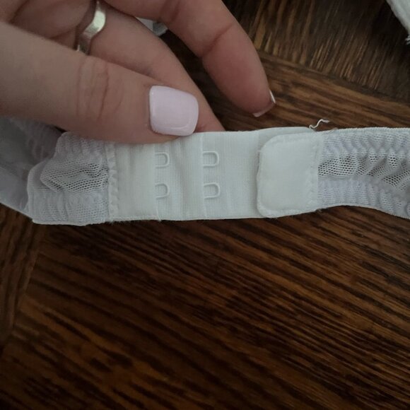 COPY - H&M white lace cup bra. never worn 34B - Picture 3 of 4